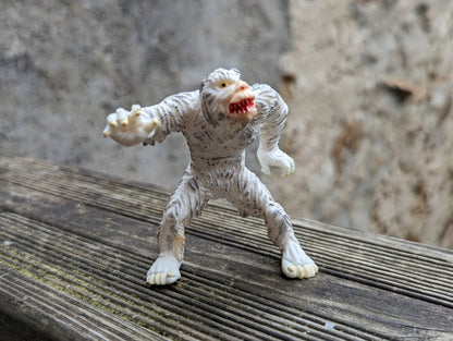 1992 #3 Yeti 3.75" PVC Figure Yolanda Monsters Spanish Super Monstruos Horror Halloween